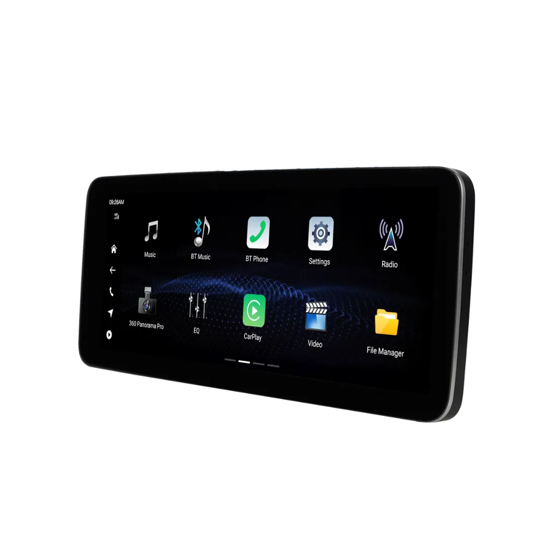 Head unit otomotif premium DEMIN layar 12 inci dengan bezel ultra tipis, tampilan UI gelap pada layar AMOLED dan bingkai aluminium brushed, difoto di atas background studio putih