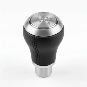 Shift knob mewah DEMIN dengan bagian atas aluminium mesin, pegangan kulit hitam jahit tangan dan aksen ring chrome, difoto di atas background studio putih