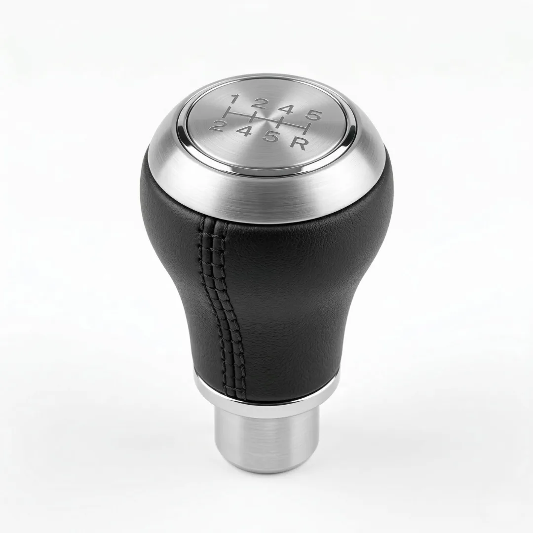 Shift knob mewah DEMIN dengan bagian atas aluminium mesin, pegangan kulit hitam jahit tangan dan aksen ring chrome, difoto di atas background studio putih