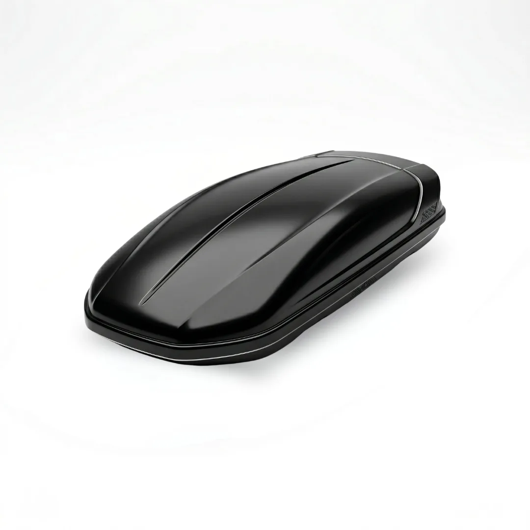 Roof box DEMIN dengan siluet aerodinamis gloss black, permukaan seamless tanpa jahitan kasar, tampil elegan difoto di atas background studio putih
