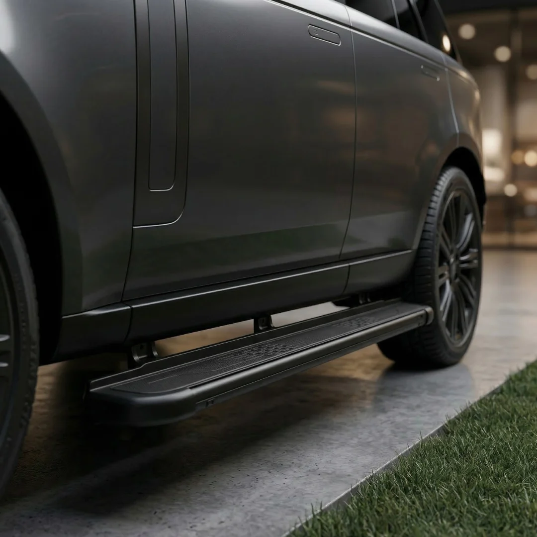 Running board full matte black DEMIN terpasang dan menyatu dengan lower body gelap SUV mewah, profil tipis mengikuti garis bodi dari sudut low angle sinematik