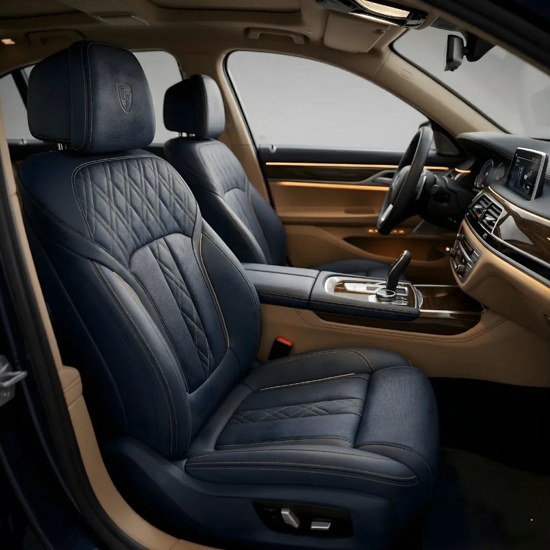 Cover jok kulit navy blue DEMIN dengan jahitan diamond quilt terpasang di dalam kabin sedan mewah dengan pencahayaan ambient hangat