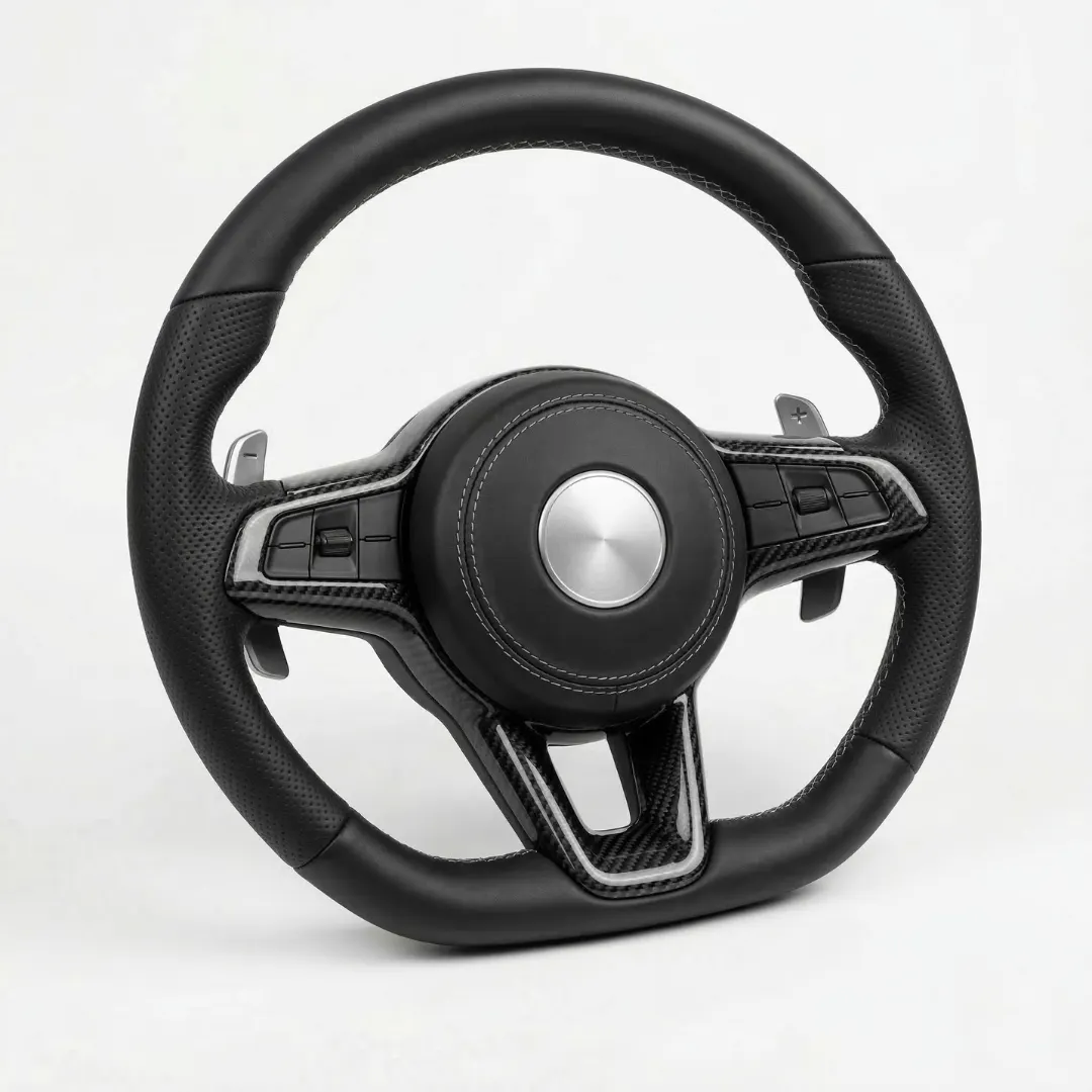 Setir sport DEMIN desain flat-bottom dibalut kulit Nappa hitam dengan jahitan perak dan insert carbon fiber pada jari-jari, difoto di atas background studio putih